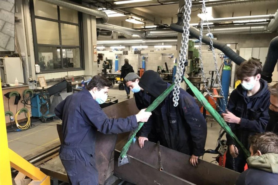 Enkele leerlingen Fotoloassen van de school PT²O uit Turnhout werken aan de gietgoot voor het bedrijf Metallo Belgium in Beerse.