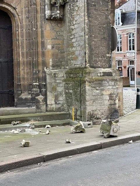 Aan de Sint-Gummaruskerk in Lier vielen brokstukken naar beneden. 