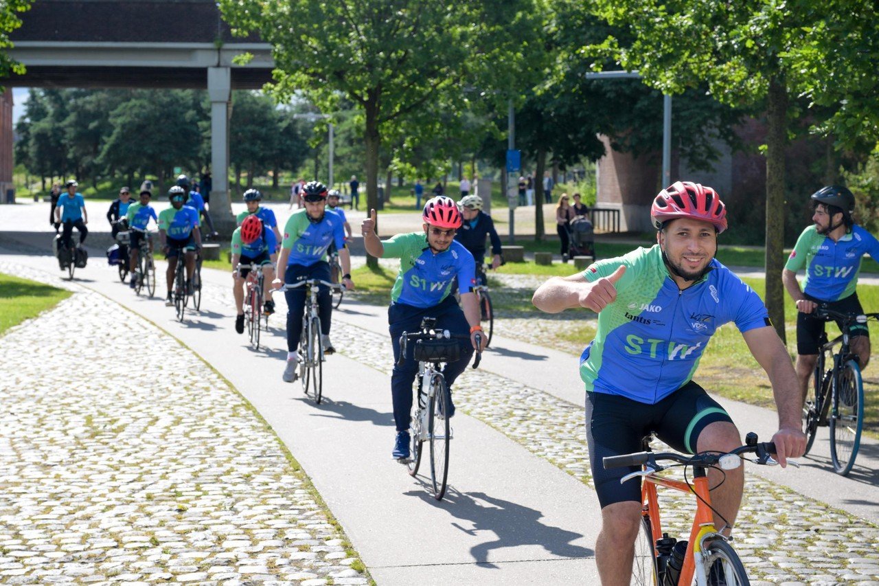 Werkzoekende jongeren trappen naar Amsterdam met zelfgemaakte fietsen ...