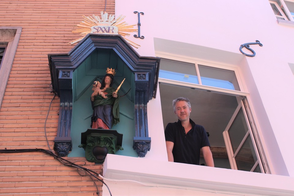 Eigenaar Stefan Van Ransbeeck bij het gerestaureerde kapelletje aan zijn gevel in de Adegemstraat.