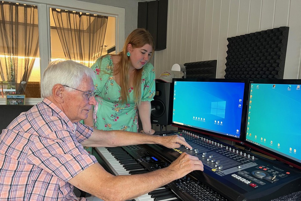 Rik Verbeeck en zijn kleindochter Celeste aan de slag in de eigen studio.  
