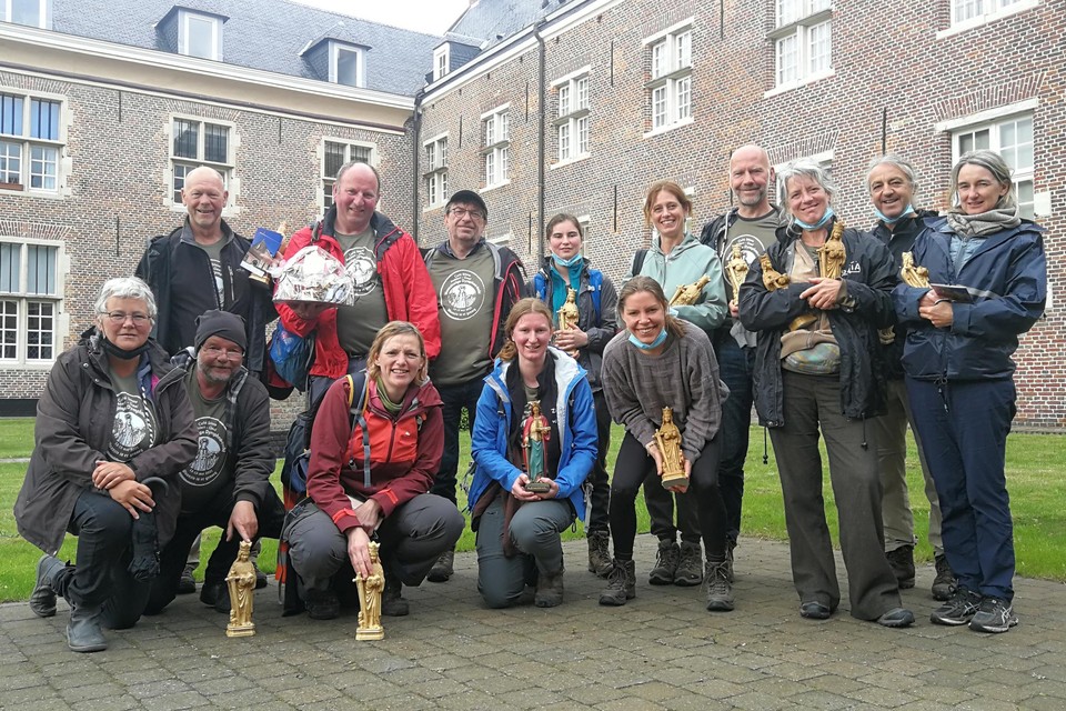 De bedevaarders uit het Oost-Vlaamse Meldert kregen in Geel niet alleen een nieuw beeld van SInt-Dimpna voor hun kapel (midden onderaan), maar elk ook een gipsen exemplaar van de heilige.