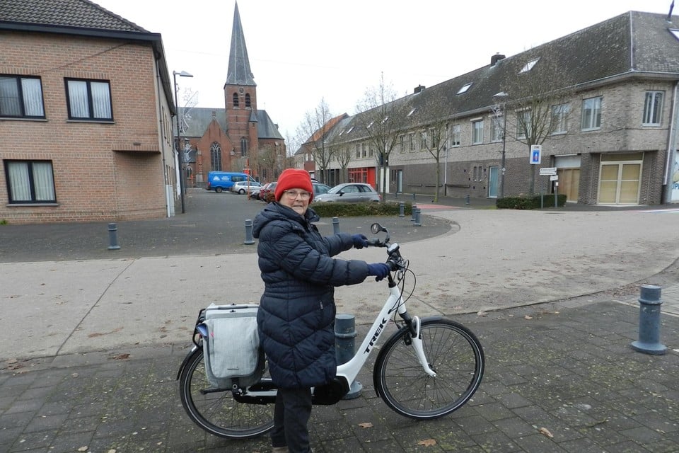 Maria Vermonden rijdt met de fiets naar Rijkevorsel omdat in Sint-Jozef geen winkel meer is. 