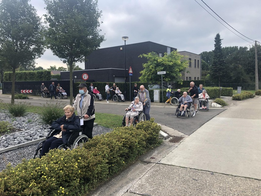 De wandelaars komen in principe geen obstakels tegen.
