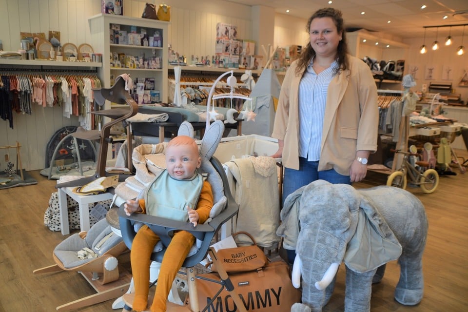 Lisa Daems in haar nieuwe babyspeciaalzaak Den UkkePuk.