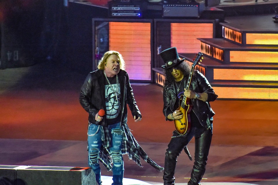 Zanger Axl Rose en gitarist Slash op Graspop in 2018.