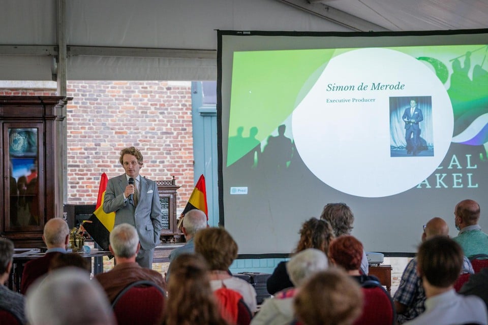 Prins Simon de Merode verwelkomt de medewerkers van de musical op het kasteeldomein in Westerlo.