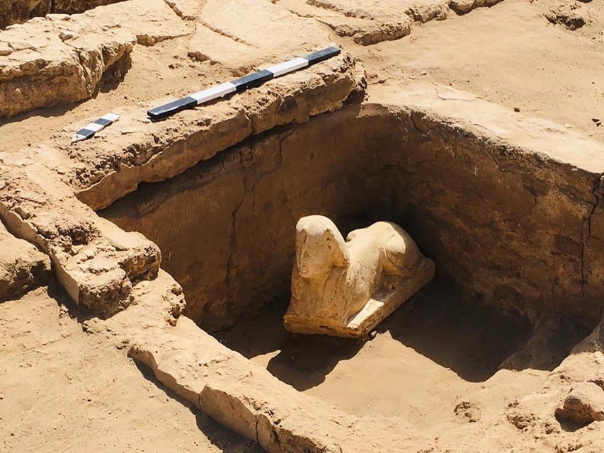 De sfinx werd aangetroffen in een bassin van de tempel van Dendera