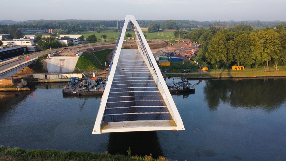 Het invaren van de nieuwe brug was spectaculair om te zien. Van de montagewerf tot de brughoofden bedroeg de afstand ongeveer twintig meter.