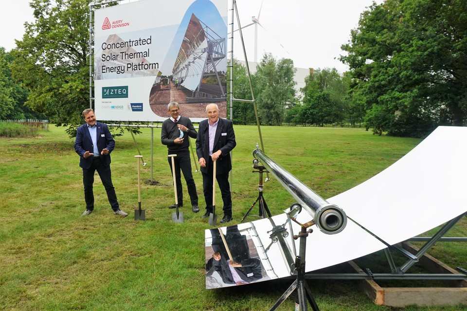 Burgemeester Paul Van Miert, directeur Claudius Gosse (Avery Dennison) en Koen Vermout van Azteq steken de spade in de grond voor de aanleg van een zonnespiegelpark. 