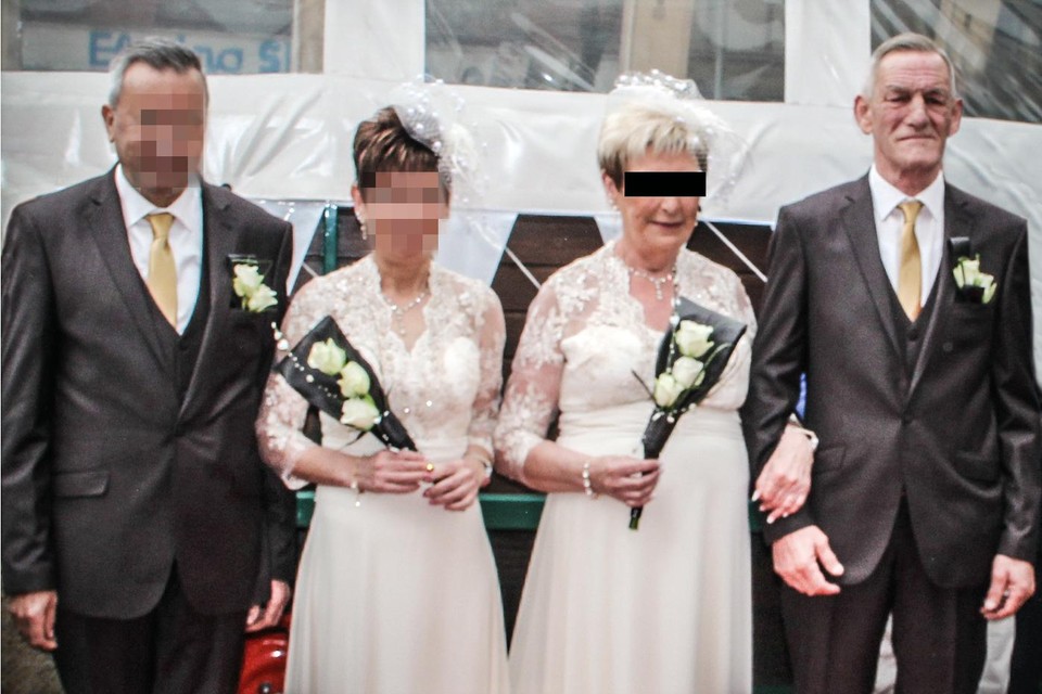 14 mei 2016: de bizarre foto van het dubbele huwelijk tussen Veronique S. en Georgius J. en Godelieve V. en Marcel V.B. (rechts), in Kasterlee.