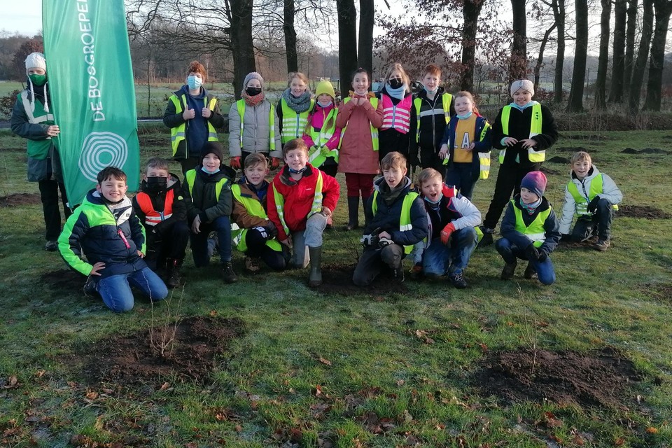 De kinderen van de Zandloper bij hun boompjes.