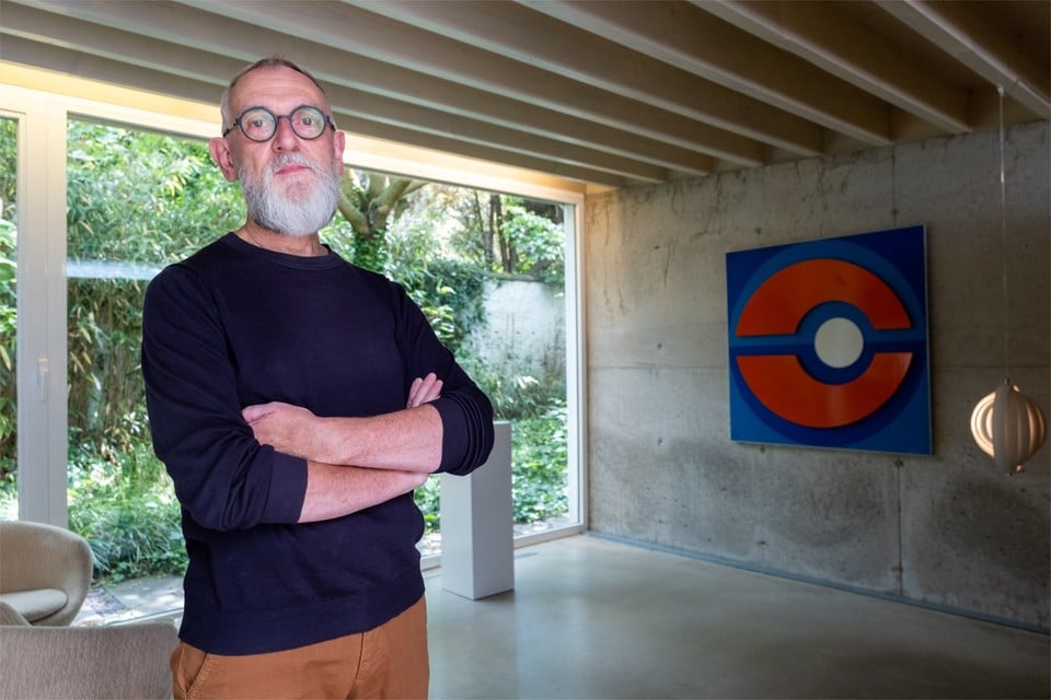 Luc Franken in het voormalige kantoor van architect Kris Mys bij een reliëf van Jean Dubois en een ‘Moon lamp’ van Verner Panton.