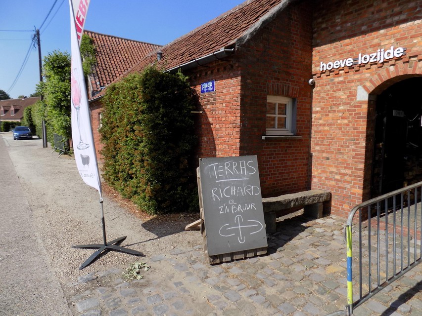 Bar Bruur serveert gerechten op een terras aan Lozijde in Gierle.