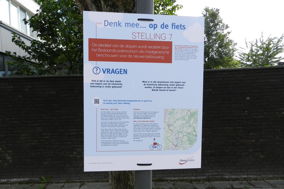 Op tien plaatsen langs de fietsroute hangen affiches die naar een mening peilen.
