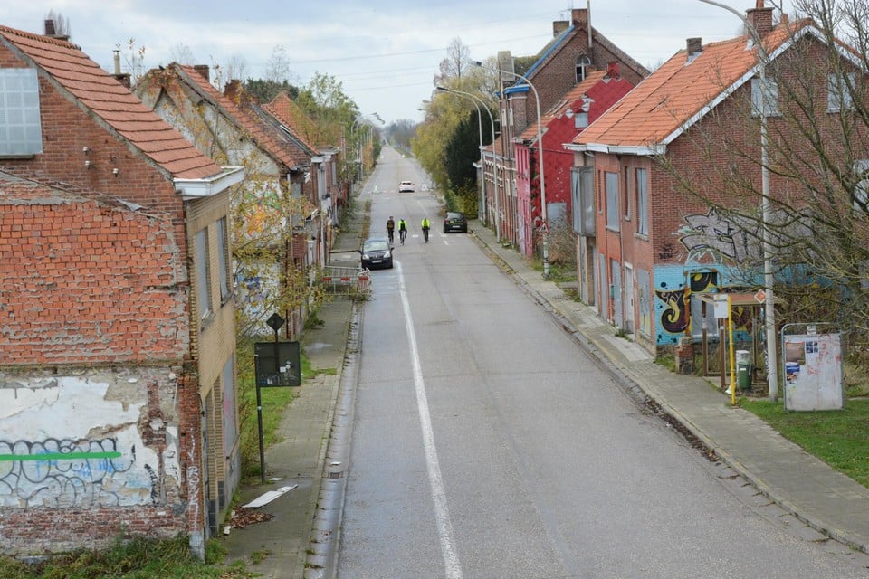 Veel inwoners van Doel vertrokken, waardoor het dorp begon te verkrotten. 