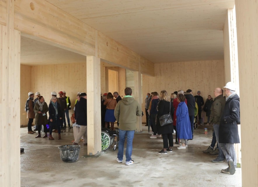 Hout brengt rust en zorgt voor de nodige structuur met een heilzaam effect op het gedrag van de kinderen. Daarom wordt ook voor de afwerking zoveel mogelijk hout voorzien. 