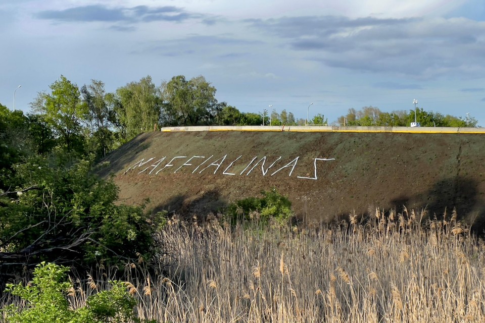 Het opschrift ‘Maffialinas’ aan Malinas trekt de aandacht.