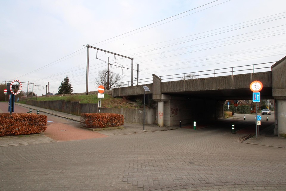 Vanaf 1 december zal er tijdelijk geen autoverkeer onder de Donderbrug mogen rijden. 
