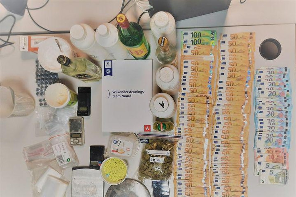 In een onderzoek naar drugshandel heeft de Antwerpse politie dinsdag een huiszoeking gedaan in Merksem.