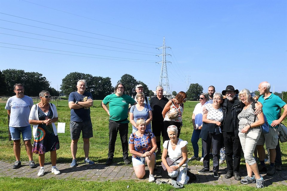 Lusse Berden en een aantal van de mensen die mee Ertbrugge doorkruisten.
