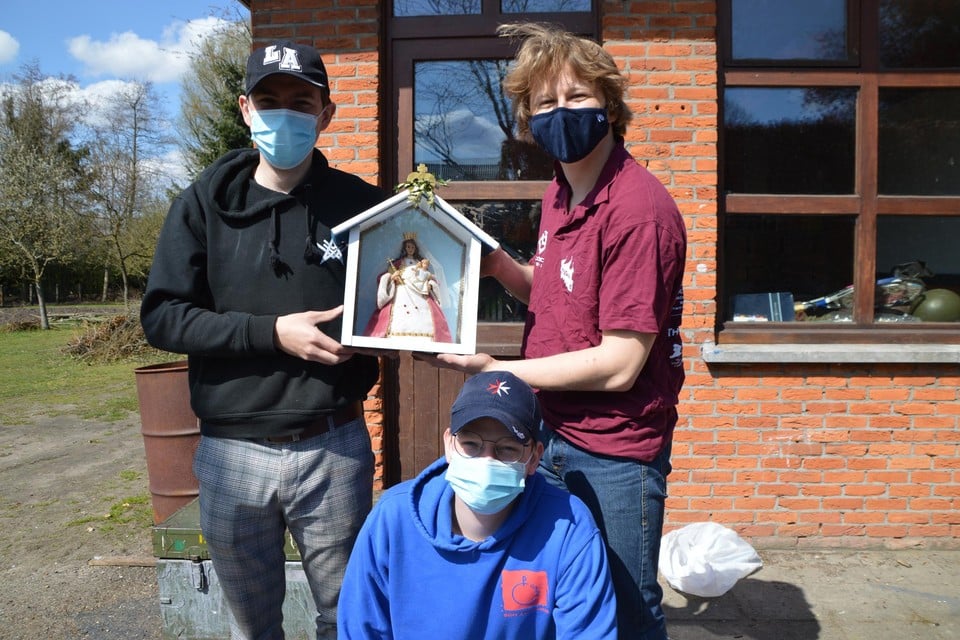 Nick Wouters, David Van Havenbergh en Jeroen Brinkers van Chirojongens Sint-Antonius met hun Mariakapelletje, dat al aan het chirolokaal hangt.