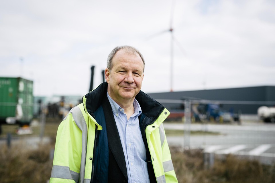 David Daggelinckx, baas van Vleemo, dat op de rechteroever windturbines neerpoot. 