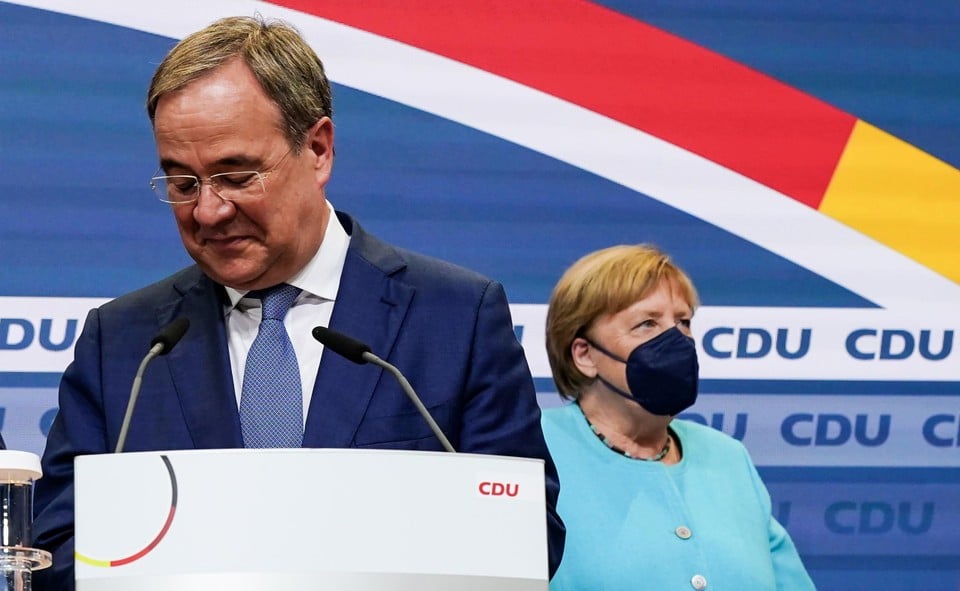 Armin Laschet en Angela Merkel zagen CDU teleurstellen.