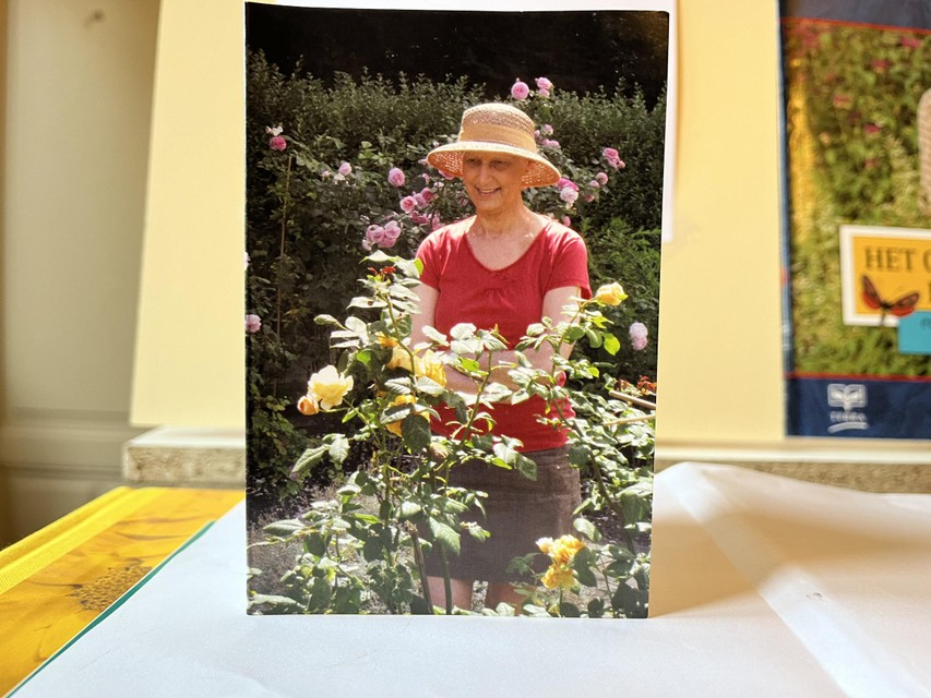 Anita De Nil tussen haar Engelse rozen in haar eigen tuin, drie maanden voor haar overlijden.