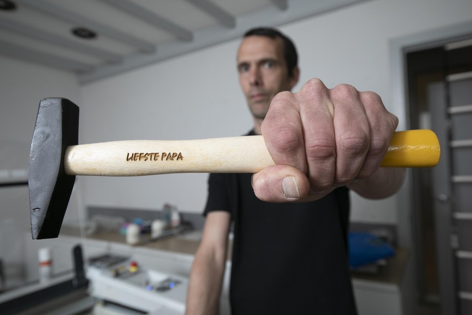Naast allerlei drukwerk kan Robin ook voorwerpen graveren met een gespecialiseerde lasermachine.