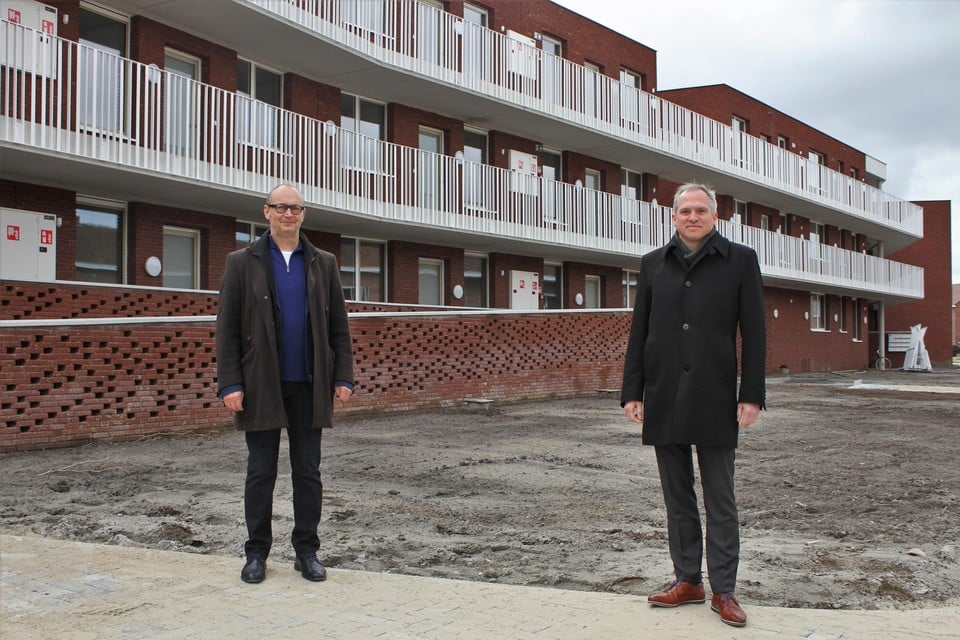 Directeur Marc Vanden Eynde en minister Matthias Diependaele staan bij een nieuw bouwproject van de Lierse Maatschappij voor de Huisvesting. 