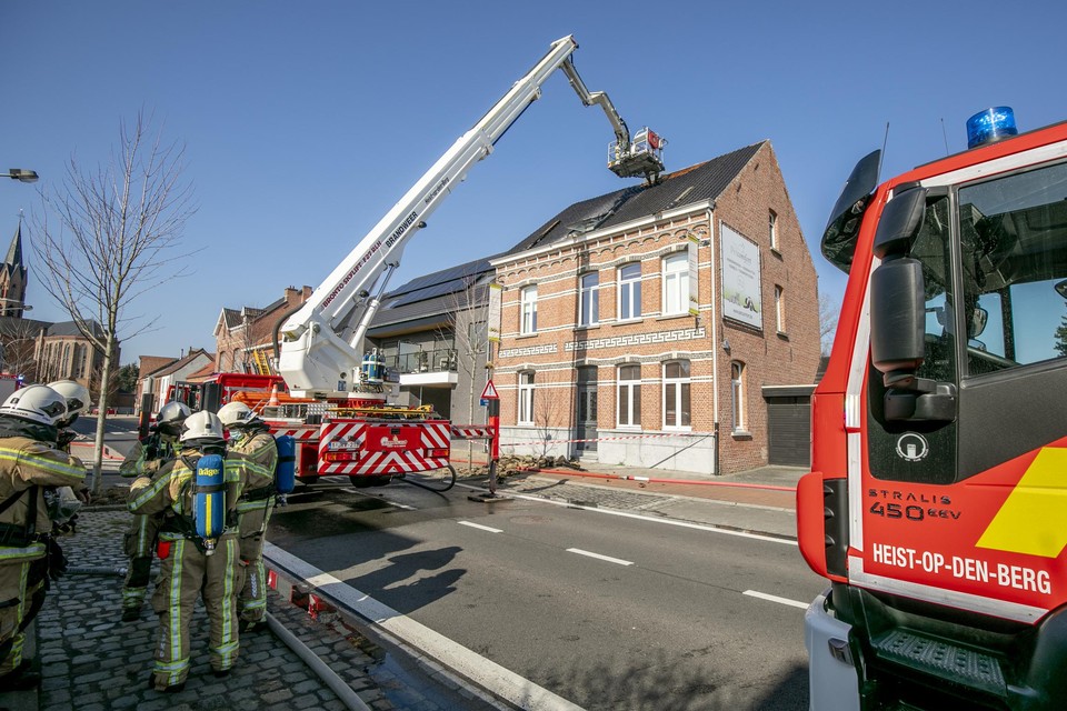 De brandweer had enkele uren werk om alle smeulende resten onder het dak te doven.