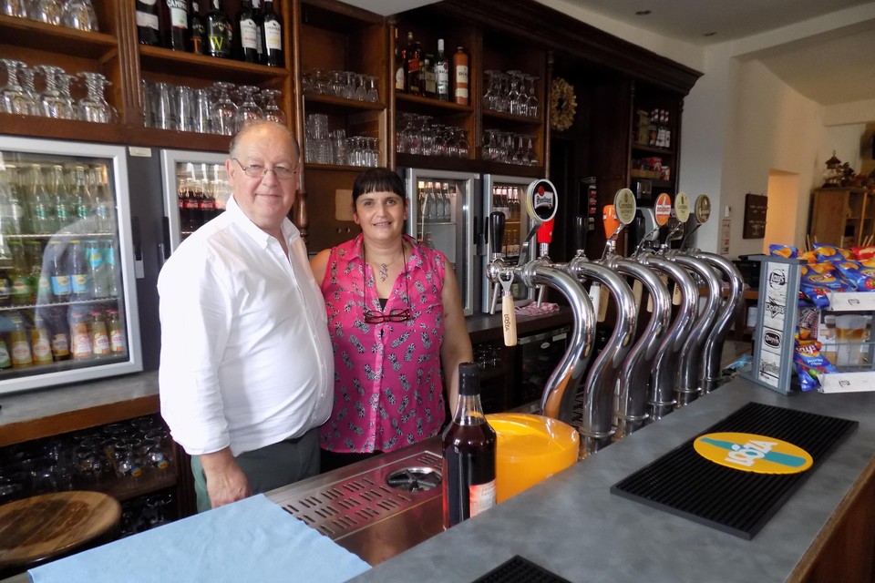 Danny Cain en zijn vrouw Nadja Maes staan sinds maandag weer achter de toog van hun café De Valk in Kasterlee.