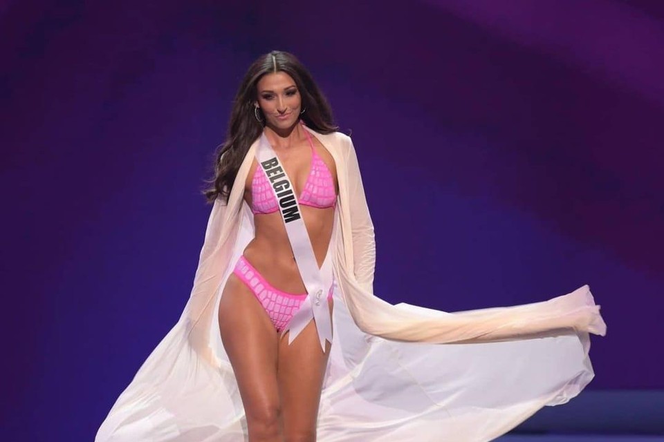 Dhenia Covens tijdens het badpakkendefilé op Miss Universe.