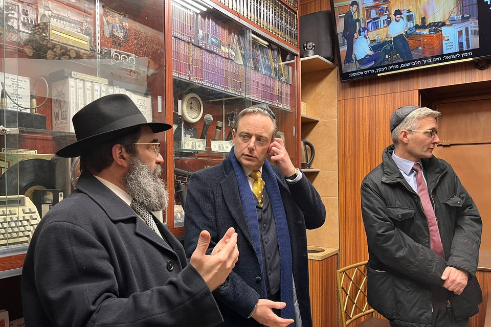 Antwerps burgemeester Bart De Wever kreeg in New York een rondleiding door rabbijn Mendel Sharfstein (links) in het hoofdkwartier van de Chabad-gemeenschap.