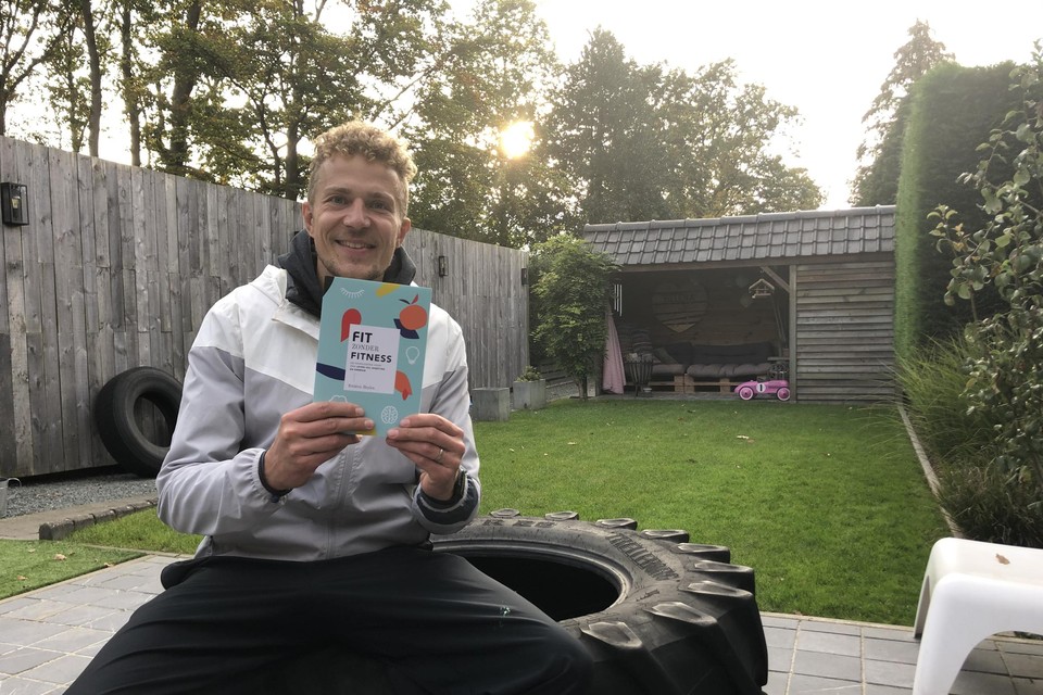 Frédéric Heylen schenkt zijn boek weg.