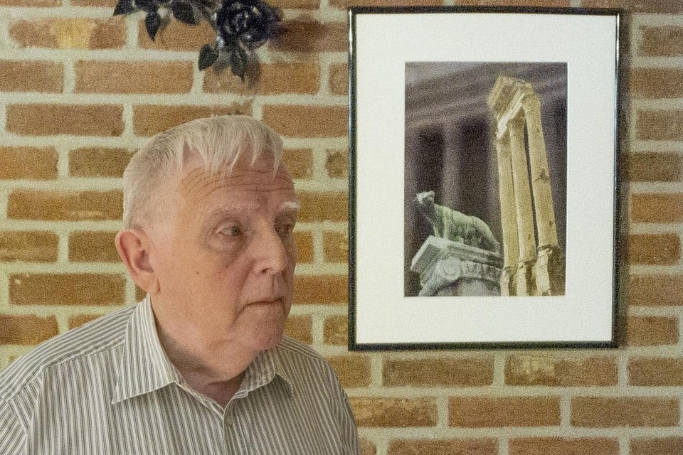 Eddy Van den bossche met een van zijn composities over Rome. 