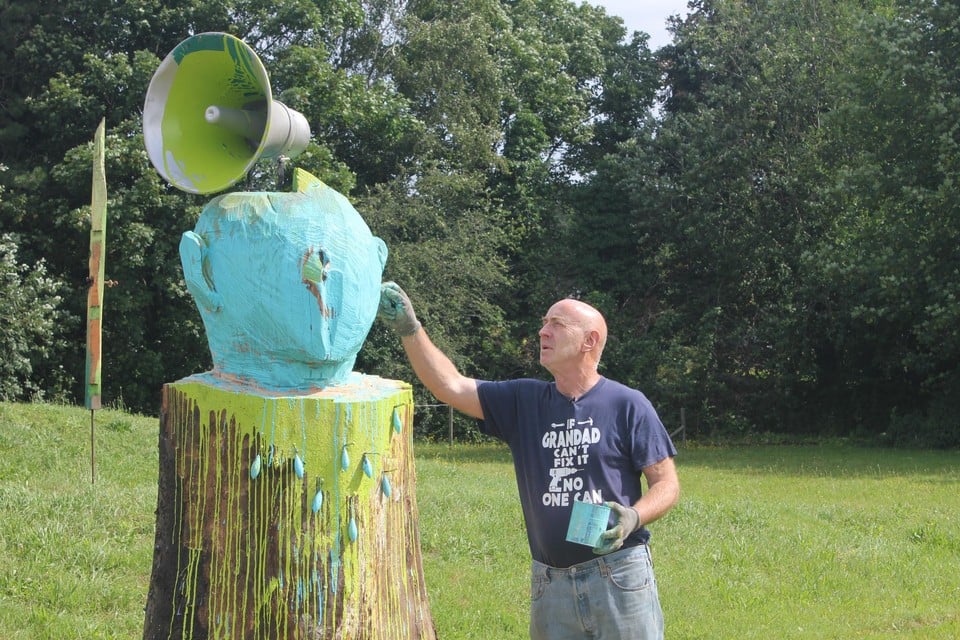 Paul werkte vrijdag het hoofd af. In de achtergrond één van de balken die “zijn rol als boom terug moet opnemen”.
