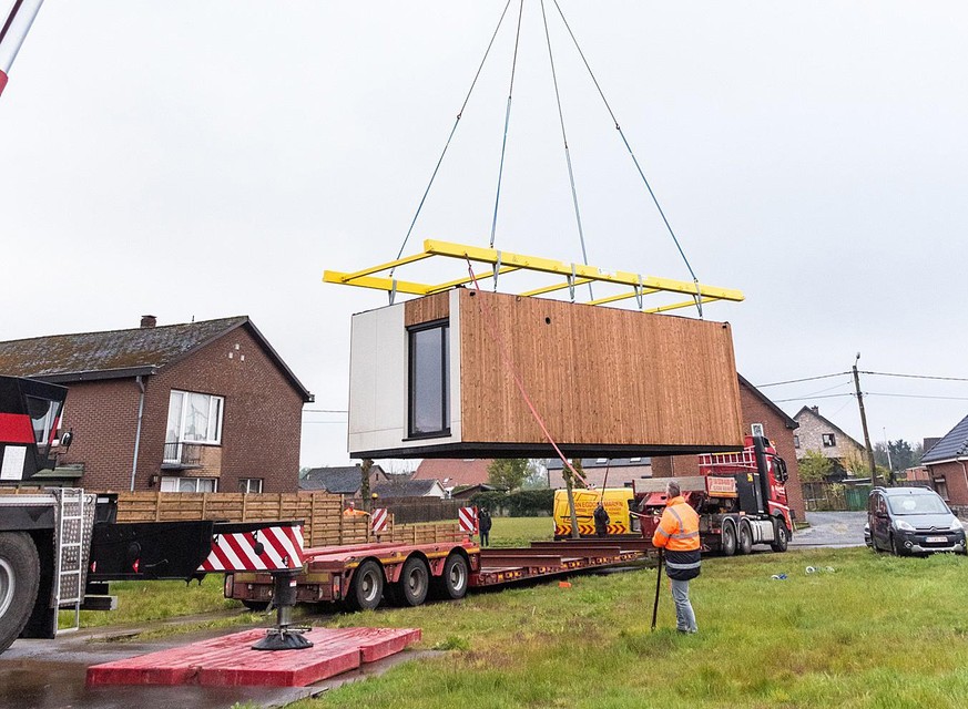 Met een grote kraan werd de nieuwe zorgunit van de vrachtwagen getakeld en meteen op de juiste locatie neergezet, zonder klassieke fundering.