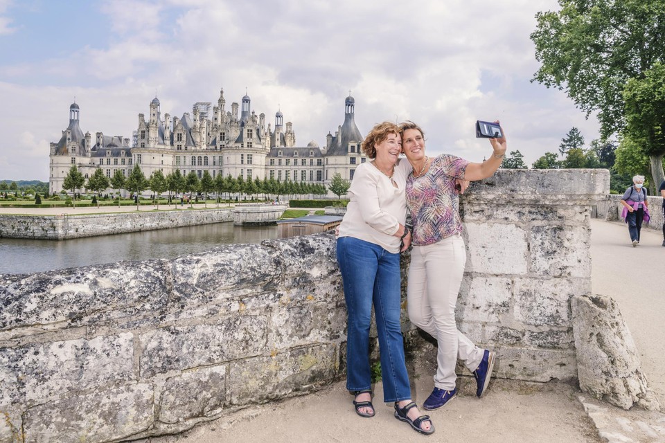 Petra De Sutter en haar vrouw Claire aan kasteel Chambord in de Loire 
