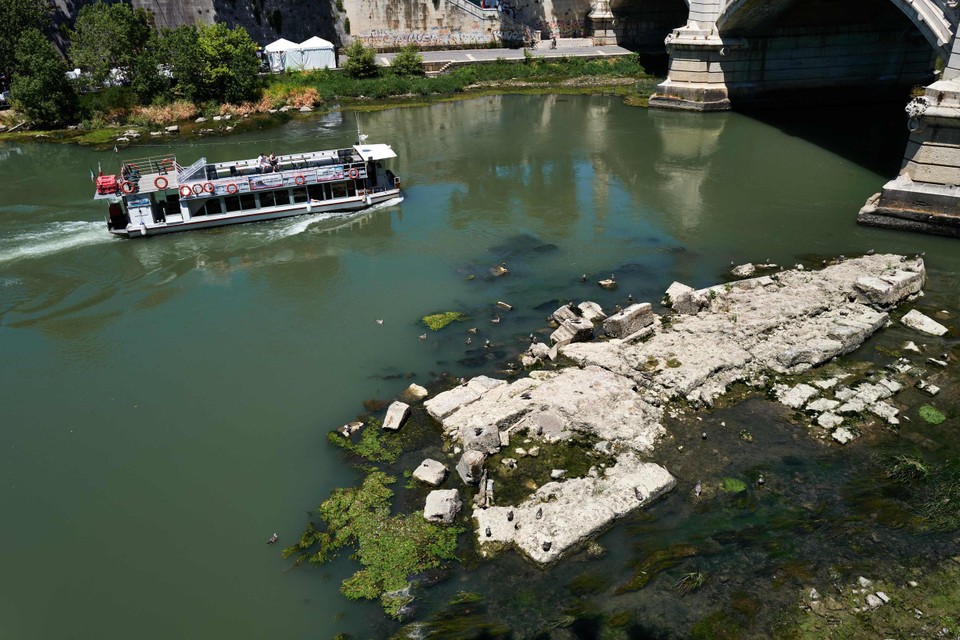 In Rome komt door de lage waterstand een oude ruïne weer boven water. 