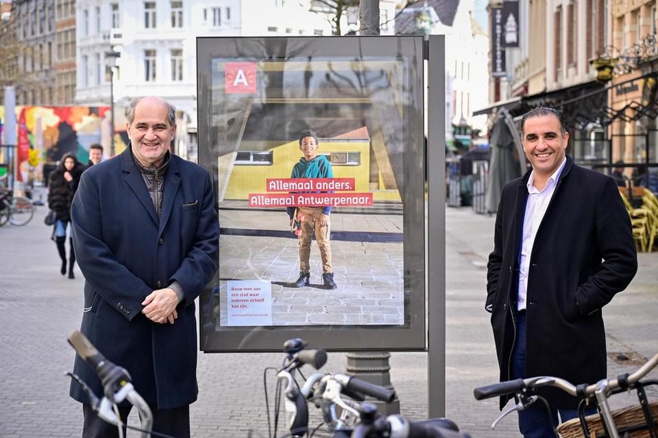 Schepenen Claude Marinower (Open Vld) en Karim Bachar (sp.a) bij een van de affiches van de campagne.