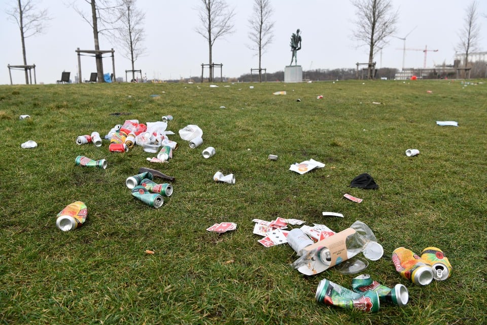 Enkele weken geleden lieten bezoekers van het Drookdokkenpark dit afval achter.  