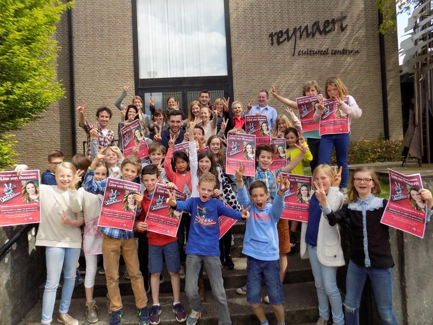 De leerlingen van het vierde leerjaar van de basisschool Heilig Graf, het gemeentelijk feestcomité en broer Joris van Rossem (midden) supporterden in 2016 voor het Vosselaarse zangtalent Lisa. 