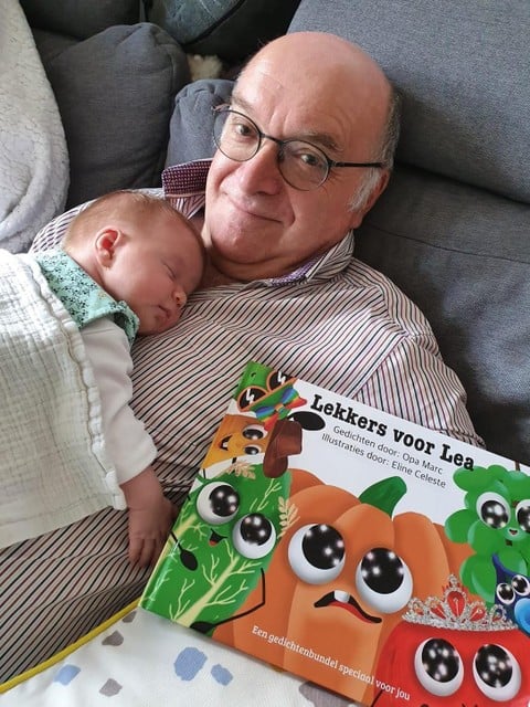 Marc Vermeulen poseert trots met kleindochter Lea. 