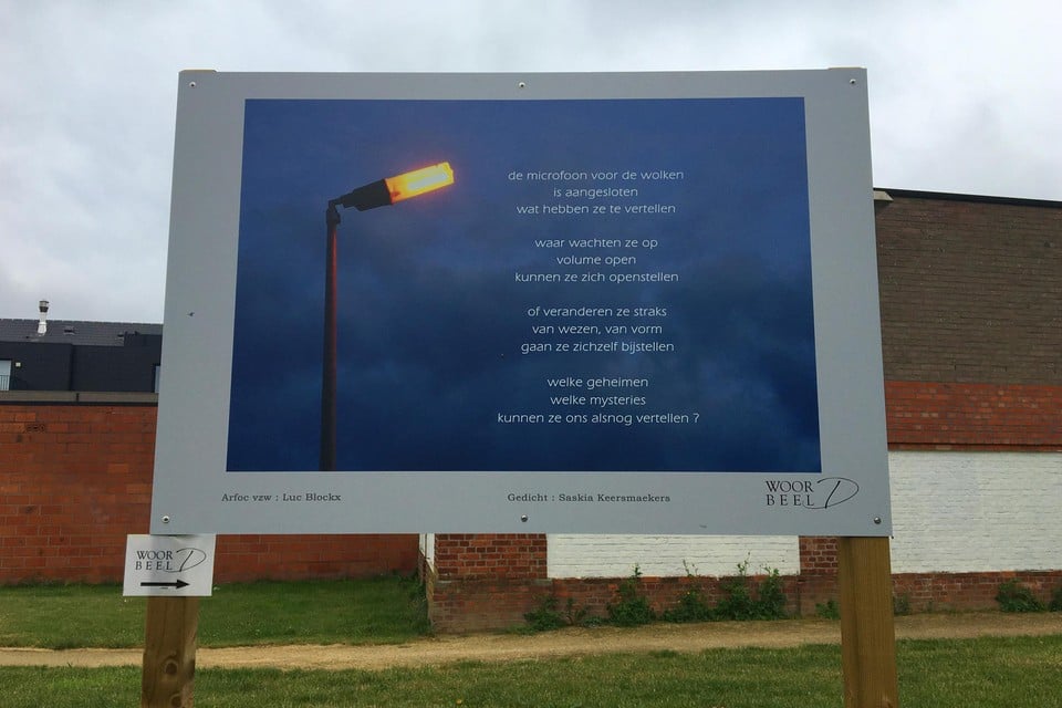 Amateurfotograaf Luc Blockx maakte een foto van een straatlamp in de Asselbergen in Arendonk. Dichter Saskia Keersmaekers schreef er een gedicht bij. 