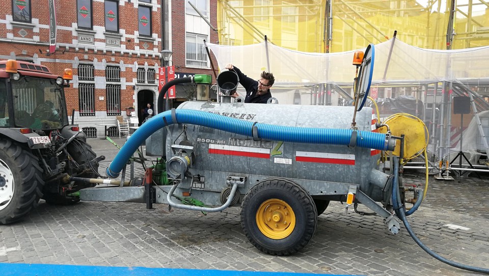 De schenking van bar Human gaat recht de tank in.