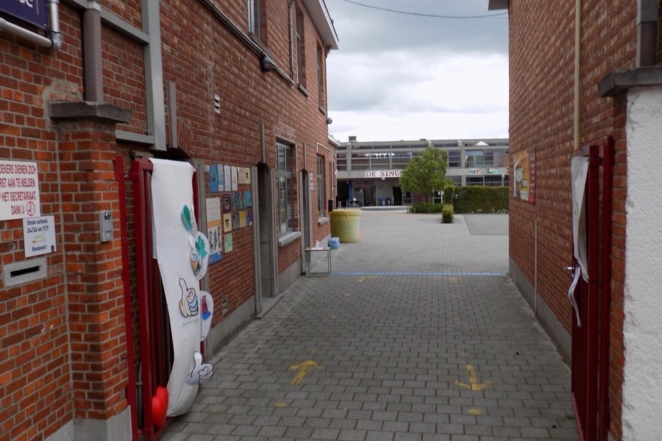 De lagere school van de gemeentelijke basisschool De Singel blijft tot na de herfstvakantie gesloten. De kleuters kunnen wel naar school.