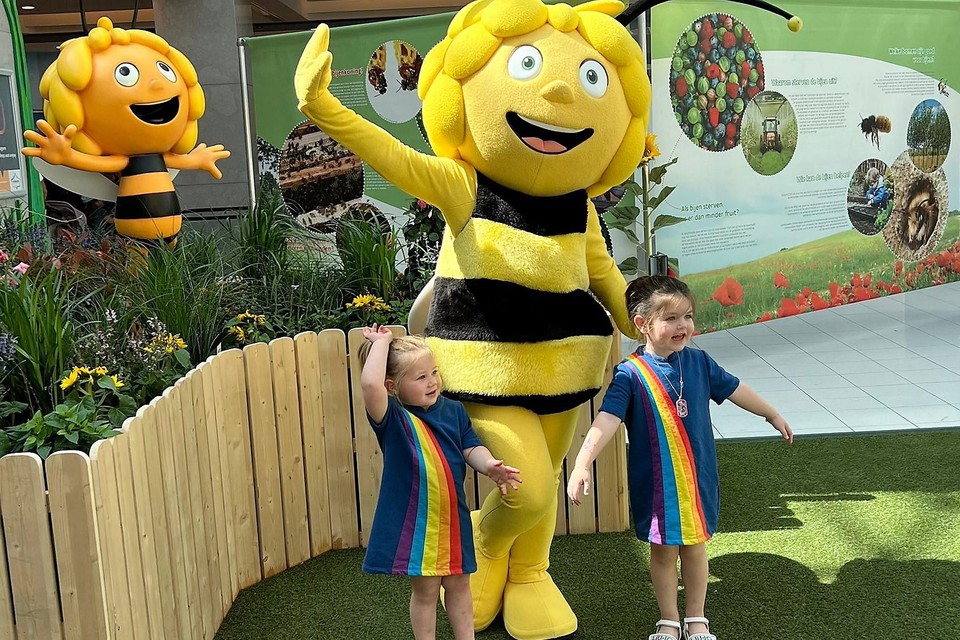 Maya de Bij opende de tentoonstelling, tot groot jolijt van twee K3-fans.