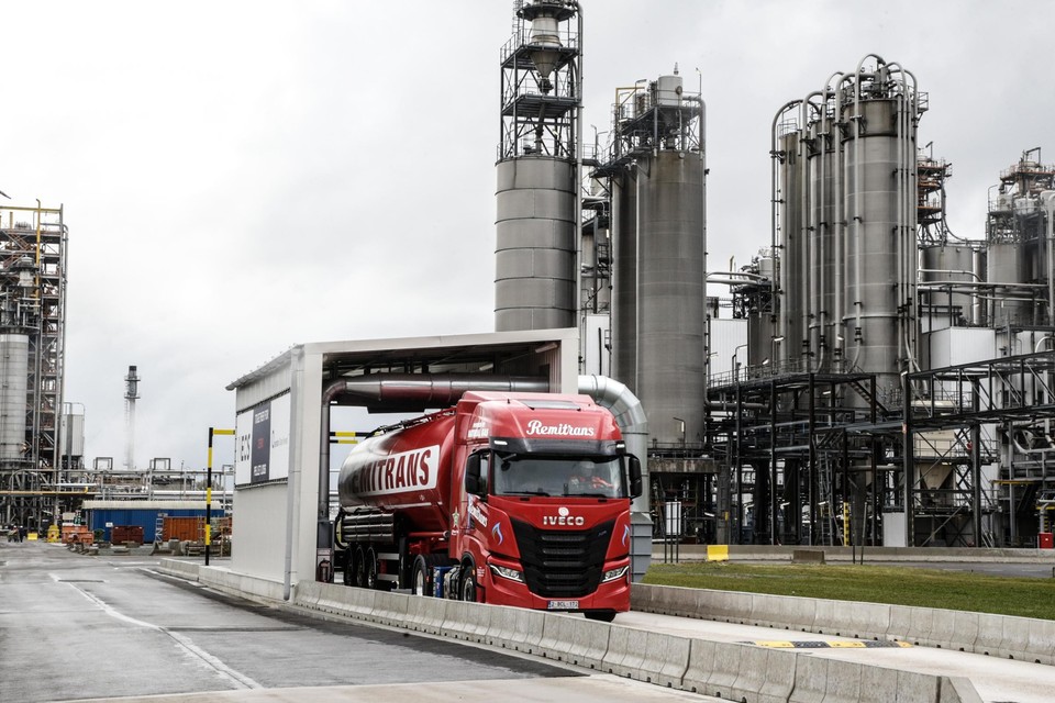 Een vrachtwagen rijdt door de droge carwash van Ineos. Alle plastic korrels die nog op de vrachtwagen zitten, worden eraf geblazen.